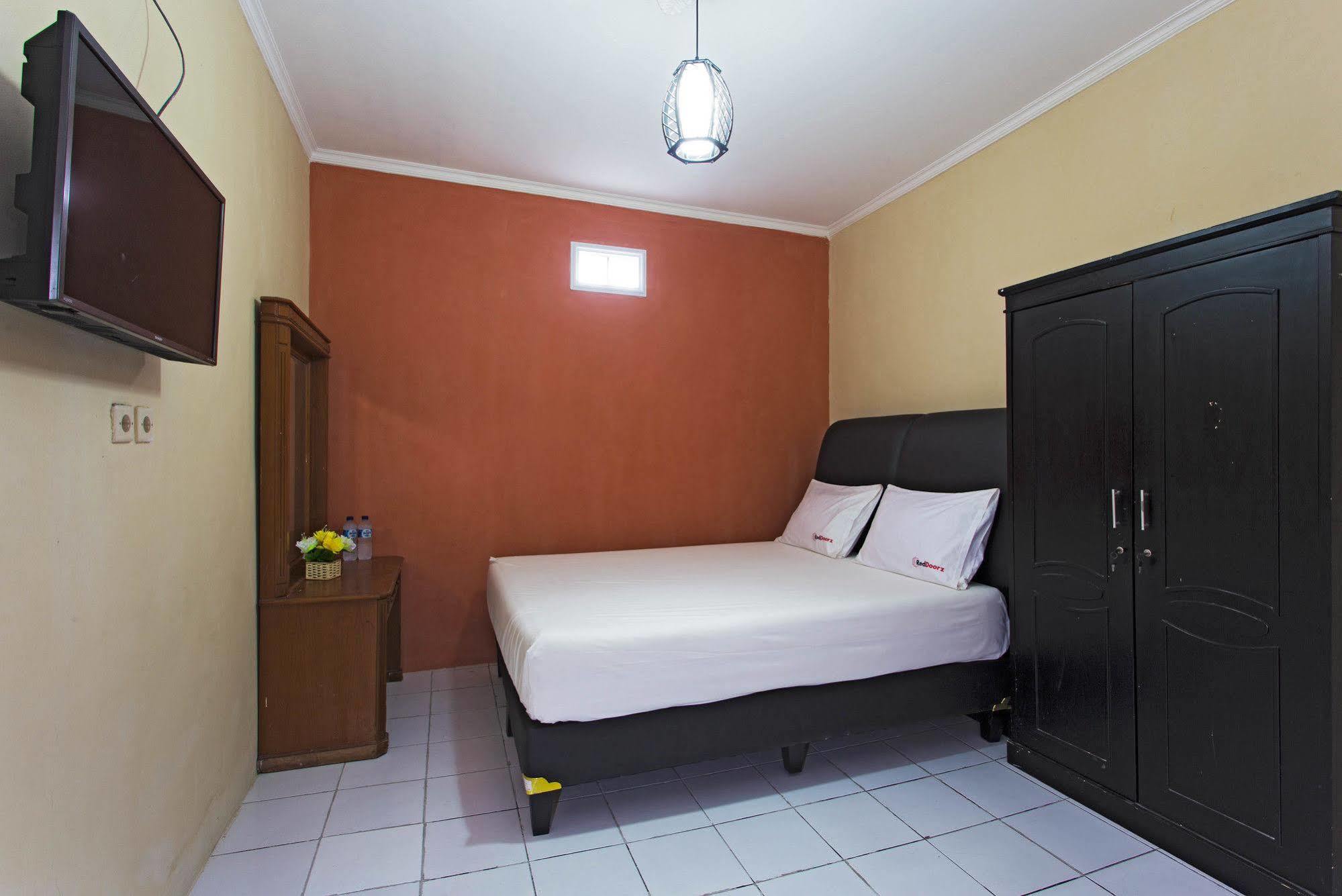 Reddoorz @ Pesanggrahan Mencil Exterior photo