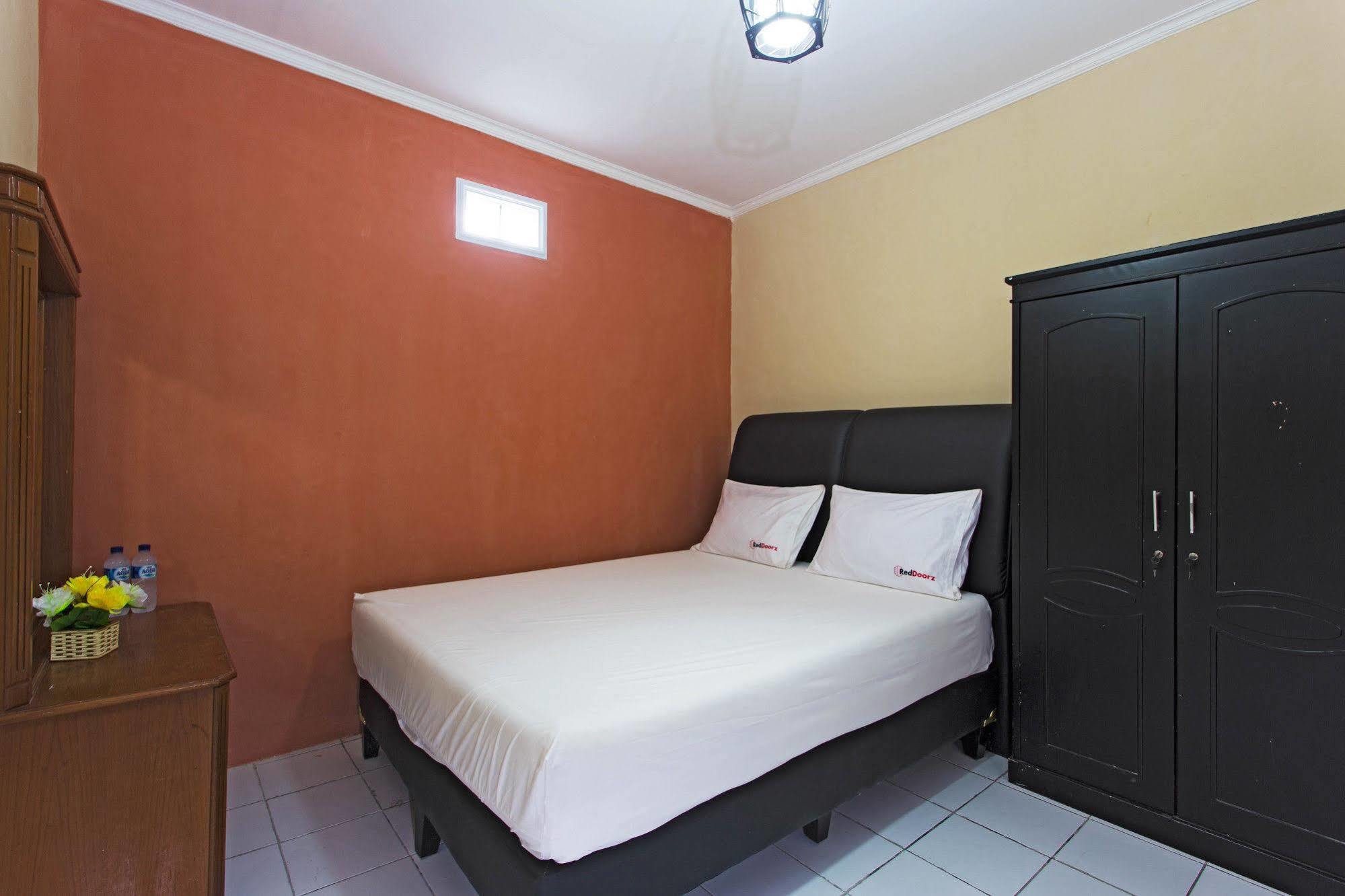 Reddoorz @ Pesanggrahan Mencil Exterior photo