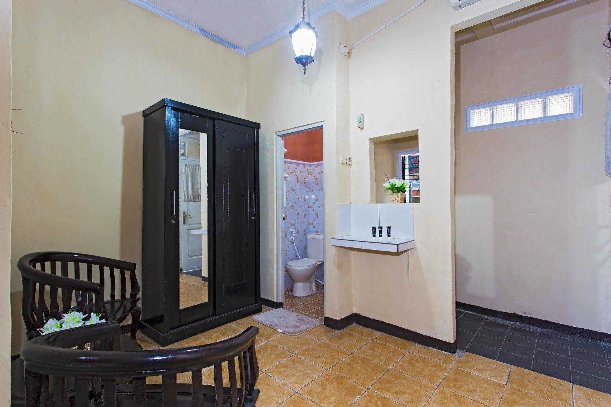 Reddoorz @ Pesanggrahan Mencil Exterior photo