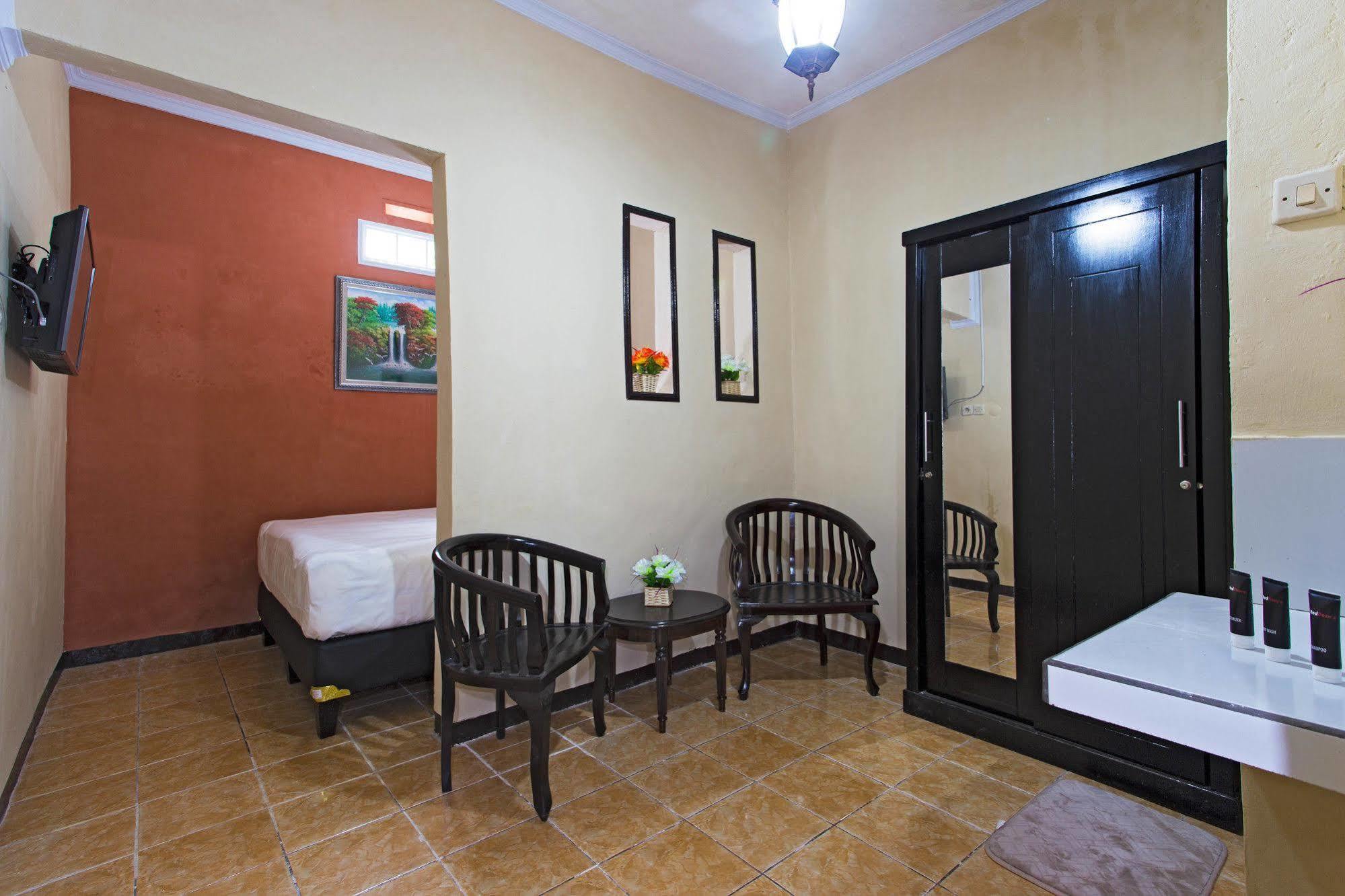 Reddoorz @ Pesanggrahan Mencil Exterior photo